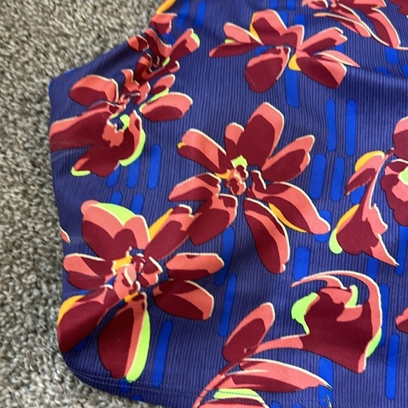 NWT Athleta Blue & Red Floral Conscious Crop Printed Small - Picture 2 of 4